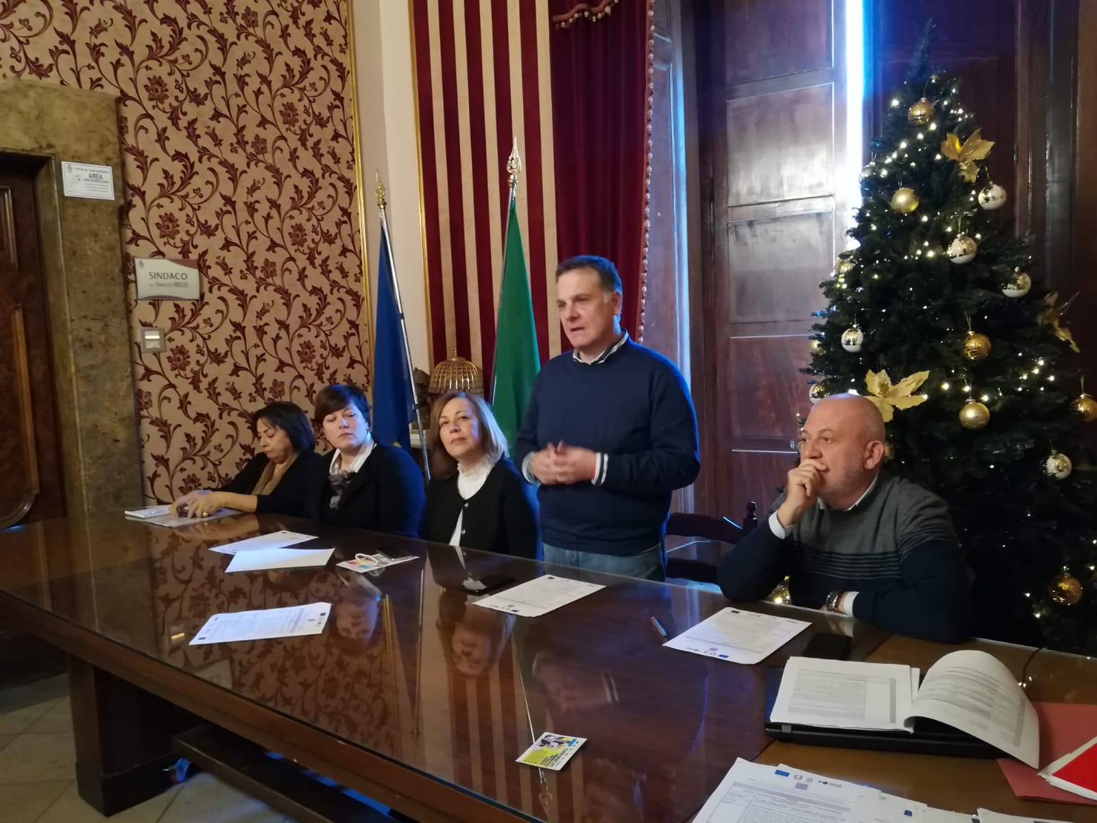 VIOLA@at  un progetto finanziato dalla mis. 9.5 del Por Puglia 2014-2020, rivolto a 18 donne vittime di violenza. E' stato illustrato il 16 Dicembre 2019 a San Severo con il Sindaco Francesco Miglio, l'Assessora Simona Venditti, il presidente di Smile Puglia, Antonio De Maso e la presidente del Centro Antiviolenza Il Filo di Arianna.